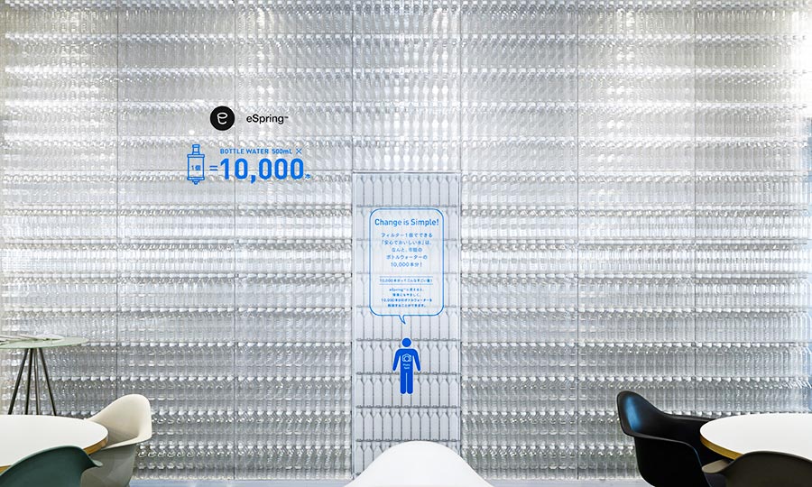 eスプリングの壁面ディスプレイ